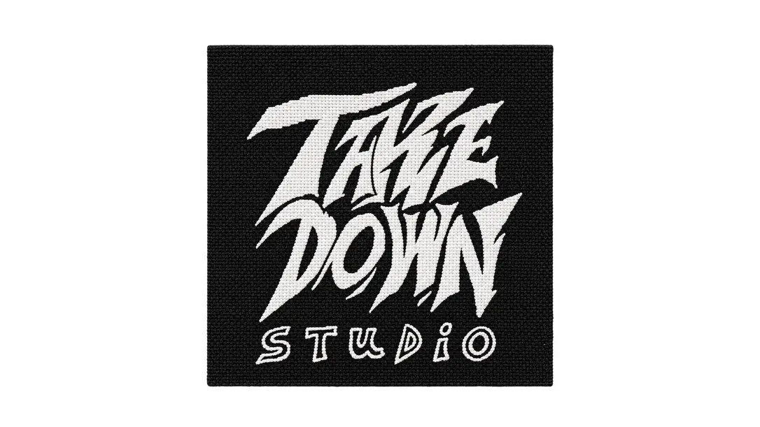 Exemple d’étiquette tissée Takedown Studio, une étiquette mince